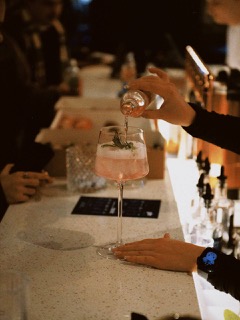 Polacy piją inaczej niż kiedyś: nie chcemy już „byle czego”. Ginnery Gin o tym, jak zmienia się polska kultura picia