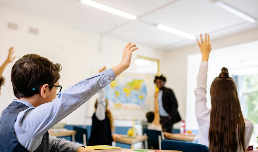 dlaczego-dzieci-ucza-sie-skuteczniej-w-ruchu-co-mowia-badania-i-obserwacje-nauczycieli