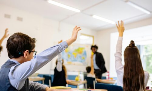 Dlaczego dzieci uczą się skuteczniej w ruchu? Co mówią badania i obserwacje nauczycieli