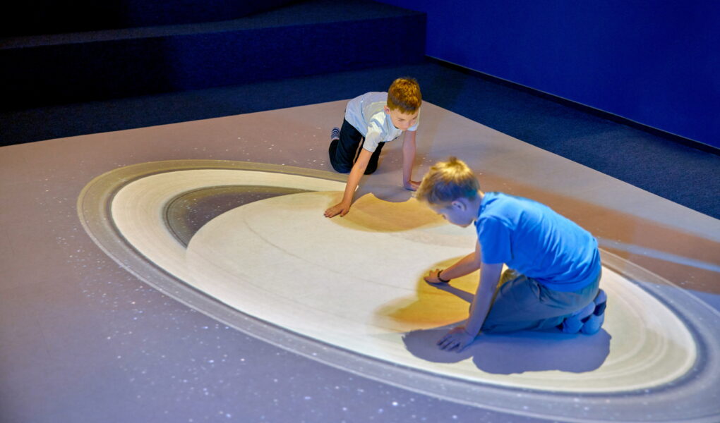 badania-potwierdzaja-polska-interaktywna-podloga-magiczny-dywan-kinebi-skutecznie-wspiera-funkcje-poznawcze-dzieci