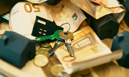 Koniec ery kupowania w ciemno – Dlaczego świadomy inwestor wybiera dziś mieszkania zamiast ryzykownych alternatyw?