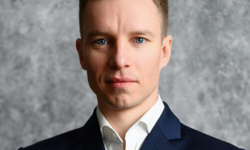 Państwo wspiera czy destabilizuje? Ekspert: największym problemem systemu wsparcia w Polsce nie jest brak pieniędzy, lecz brak stabilności, zaufania i długofalowej wizji