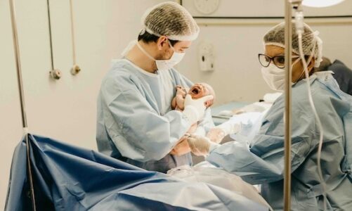 Krew podczas porodu – ile tracimy i kiedy to może być niebezpieczne