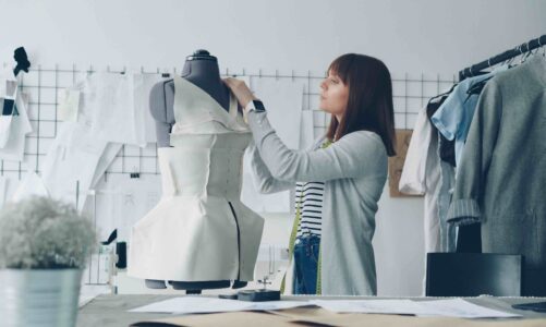 Dzień Krawcowej – zawód, który wraca do łask – Między tradycją, kreatywnością i nowoczesnymi technologiami