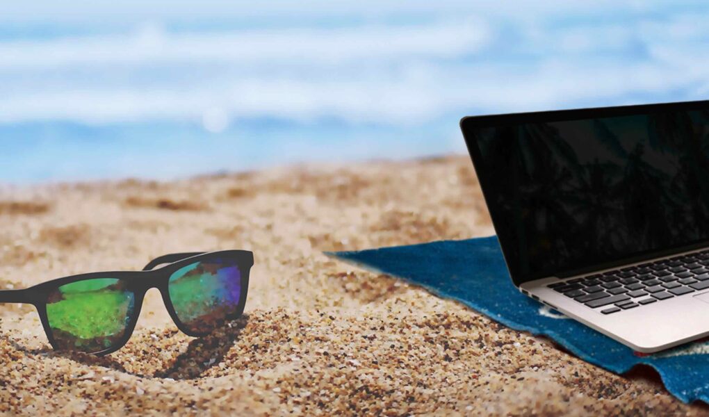 laptop-z-widokiem-na-morze-a-dane-na-widoku-dlaczego-praca-z-plazy-moze-skonczyc-sie-wiekszym-stresem-niz-powrot-z-urlopu