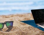 laptop-z-widokiem-na-morze-a-dane-na-widoku-dlaczego-praca-z-plazy-moze-skonczyc-sie-wiekszym-stresem-niz-powrot-z-urlopu