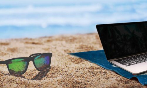 Laptop z widokiem na morze, a dane… na widoku?  Dlaczego praca z plaży może skończyć się większym stresem niż powrót z urlopu